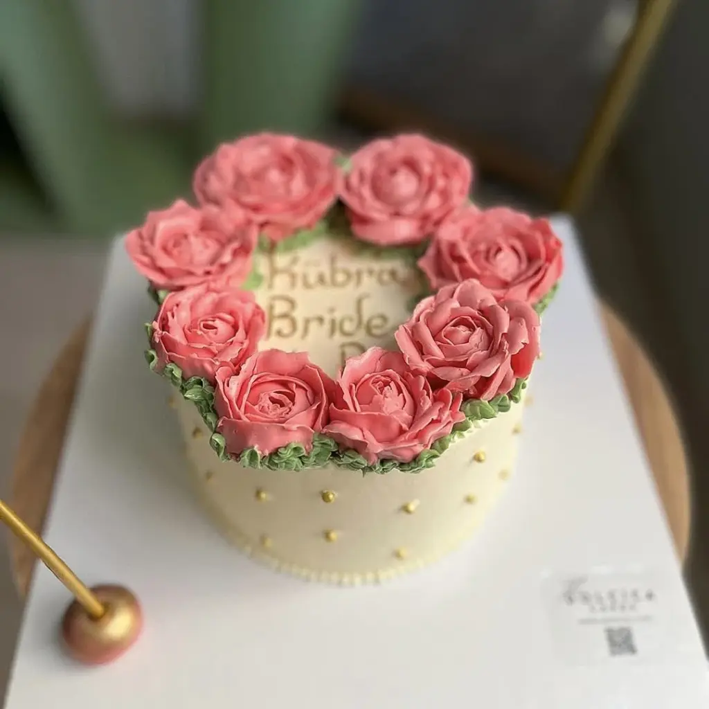 Alanya bride to be ( bekarlığa veda) pembe kremadan gül detaylı, Alanya Butik Pasta