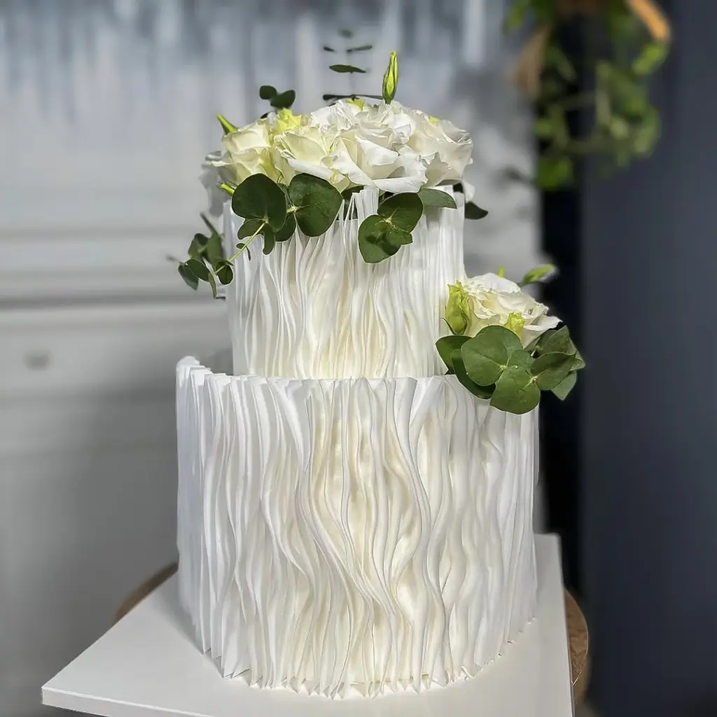 Canlı çiçeklerle süslenmiş beyaz renkli ve okaliptus detaylı nişan pastası ,alanya butik pasta