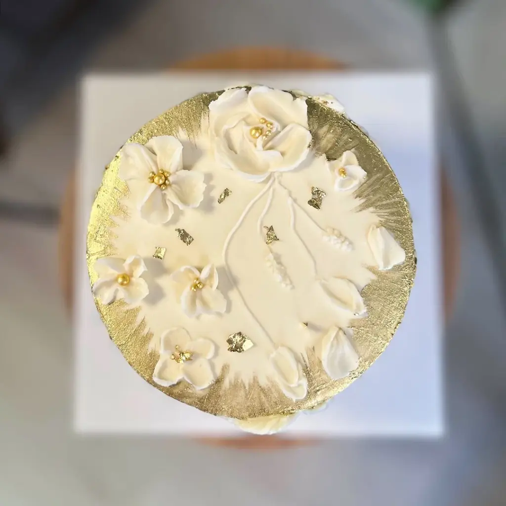 Krema çiçeklerle süslenmiş altın kaplamalı nişan pastası ,alanya butik pasta