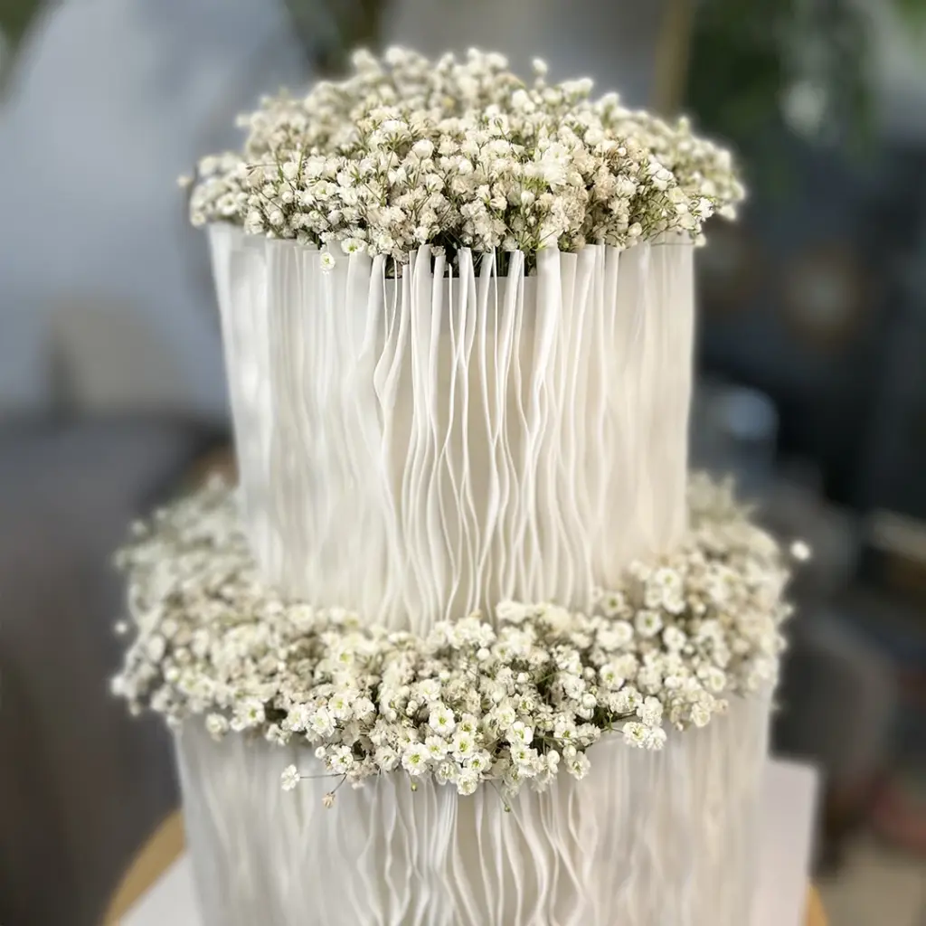 Alanya nişan pastası özel beyaz tasarım ve canlı çiçek detaylı ,alanya butik pasta