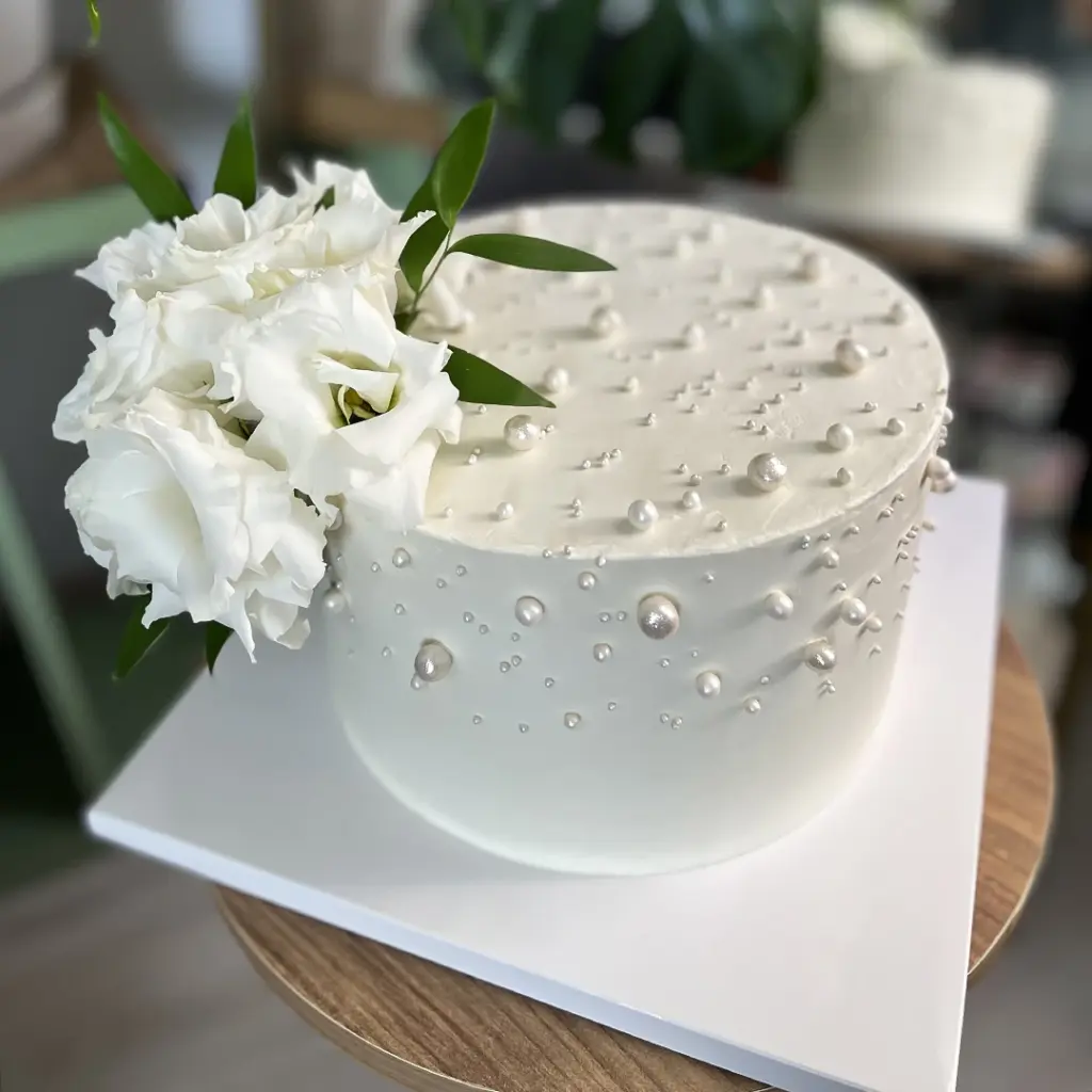 canlı çiçekli ve inci detaylı nişan pastası ,alanya butik pasta