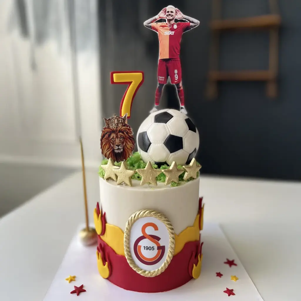 Kırmızı sarı Galatasaray temalı, Icardi figürlü, futbol topu, aslan ve 7 numara detaylı doğum günü pastası.
