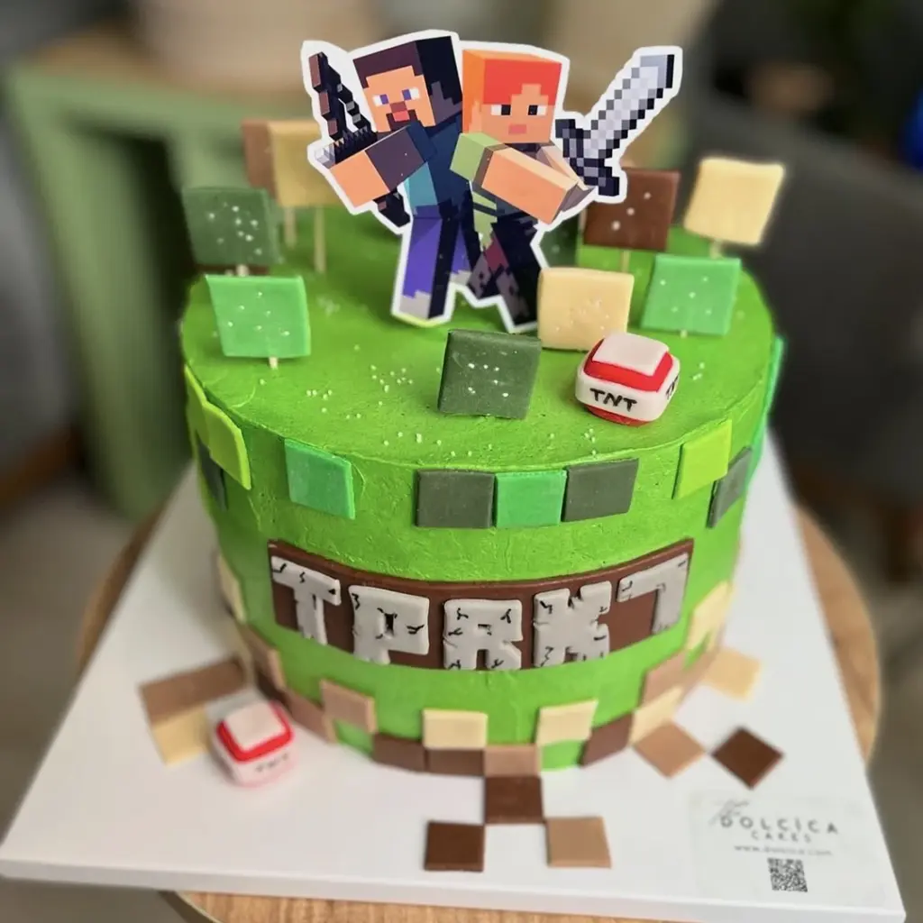 Yeşil Minecraft temalı, küp bloklar ve TRK yazısıyla süslenmiş, Steve Alex figürlü doğum günü pastası.