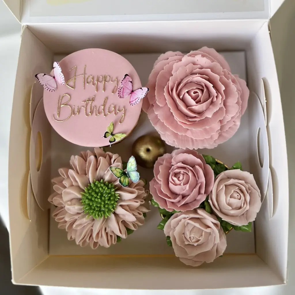 Pembe tonlarda, kelebek ve gül süslemeli, Happy Birthday yazılı zarif çiçekli özel tasarım cupcake seti.