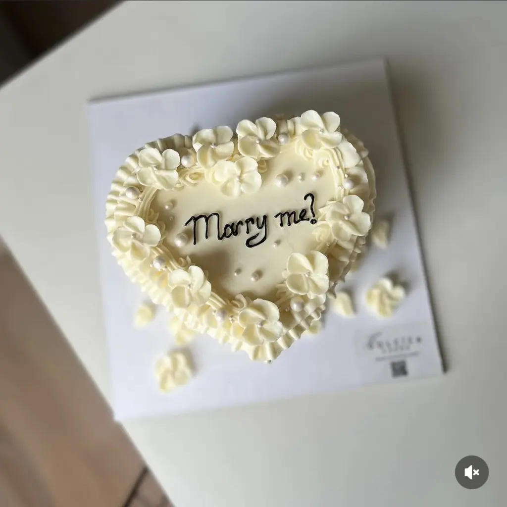 Krem renkli, kalp şeklinde, Marry me?