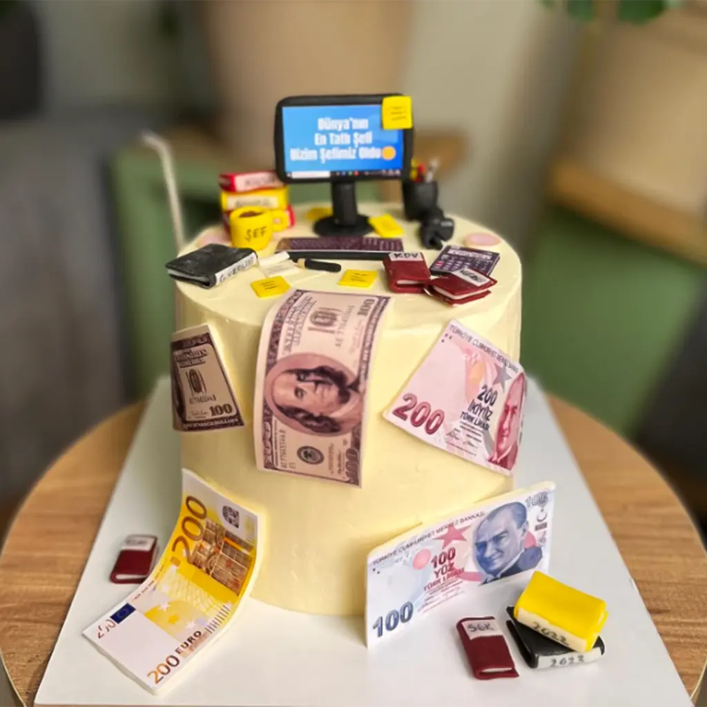Ofis masası temalı, üzerinde dolar, euro, Türk lirası banknotları ve bilgisayar bulunan detaylı bir pasta.